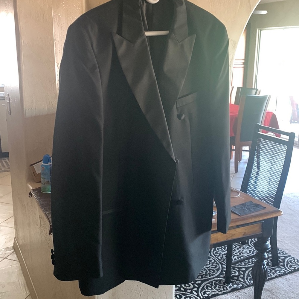 Tessori used 38R Black tuxedo jacket.